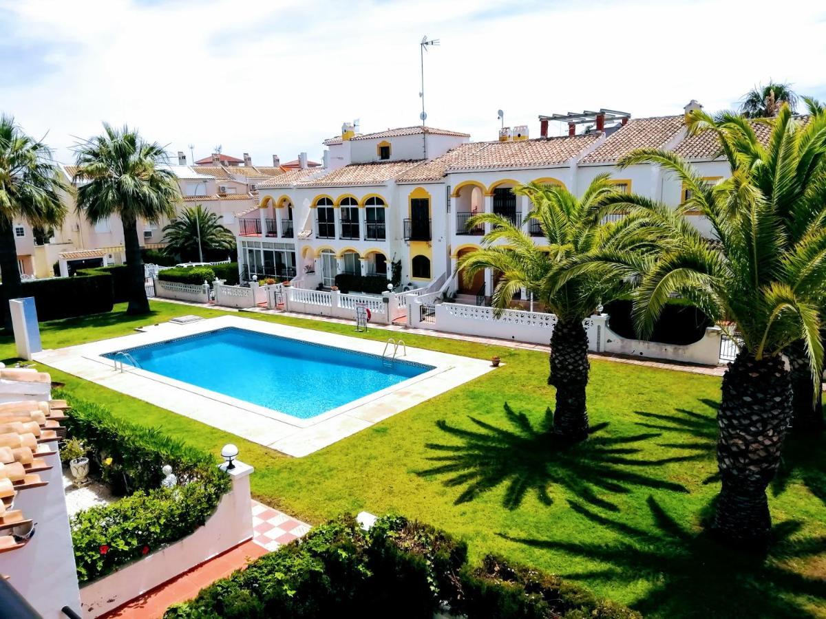 Con Vistas A La Piscina *